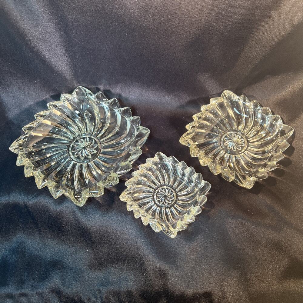 Vintage Mid Century Set Of 3 Square Clear Swirl Glass Nesting Ashtrays